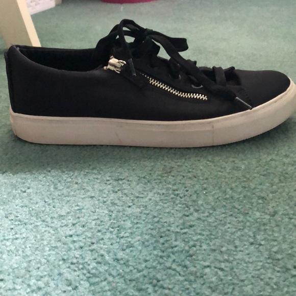 Stradivarius Sneaker- Zipper Detail - Picture 2 of 5